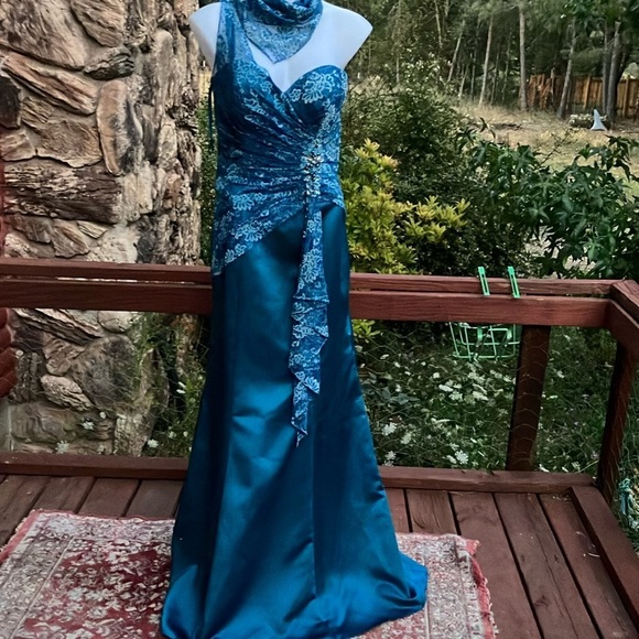 Modern Maids bridesmaid gown with jeweled hip brooch one shoulder lace size 10 - Picture 2 of 14